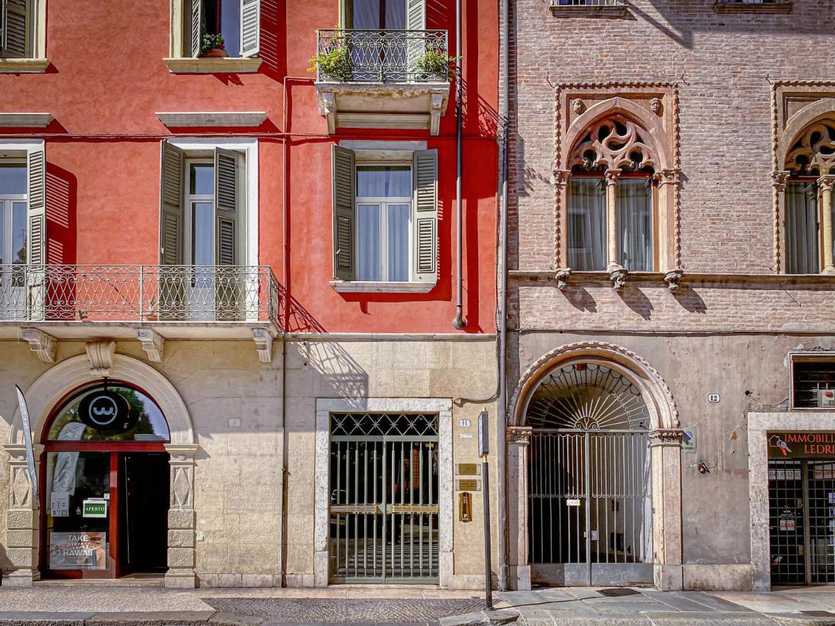 Tra Piazza Erbe E Piazza Bra Raffinata Maison Hotel Верона Екстериор снимка